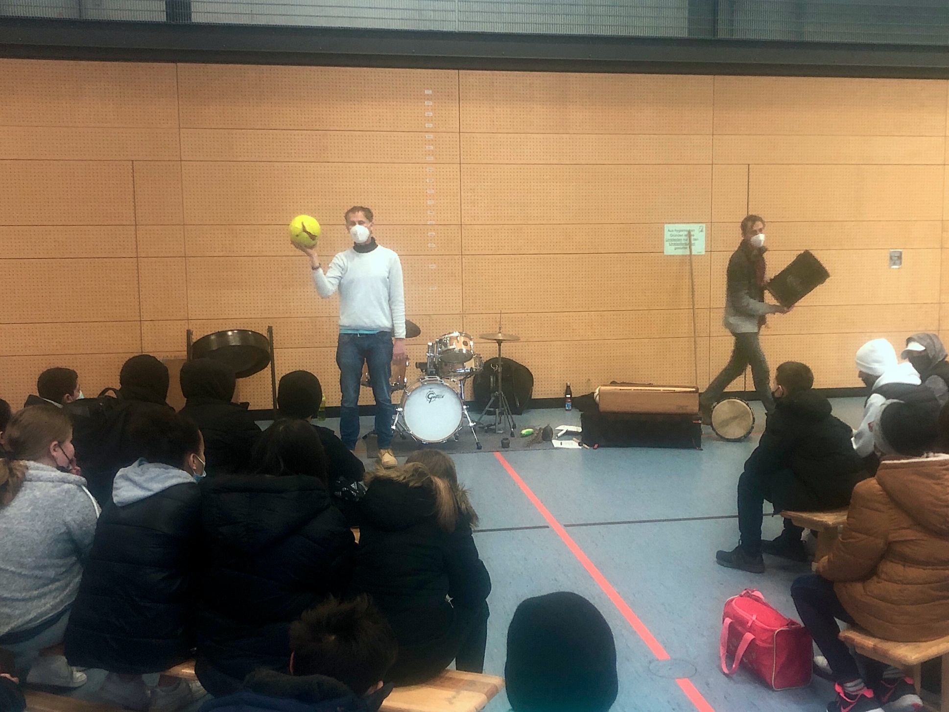 Das Percussion Duo „Max & More“ zu Besuch an unserer Schule